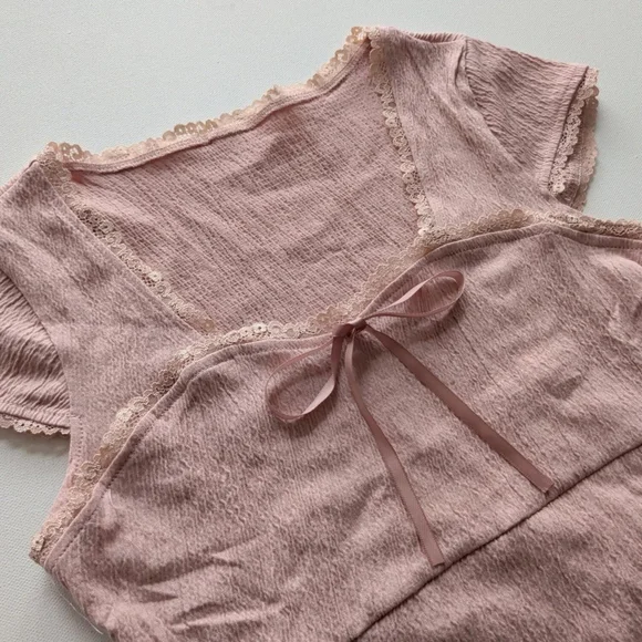 Dusty muted pink crinkle texture top with a lace trim and bow accent - Picture 3 of 4